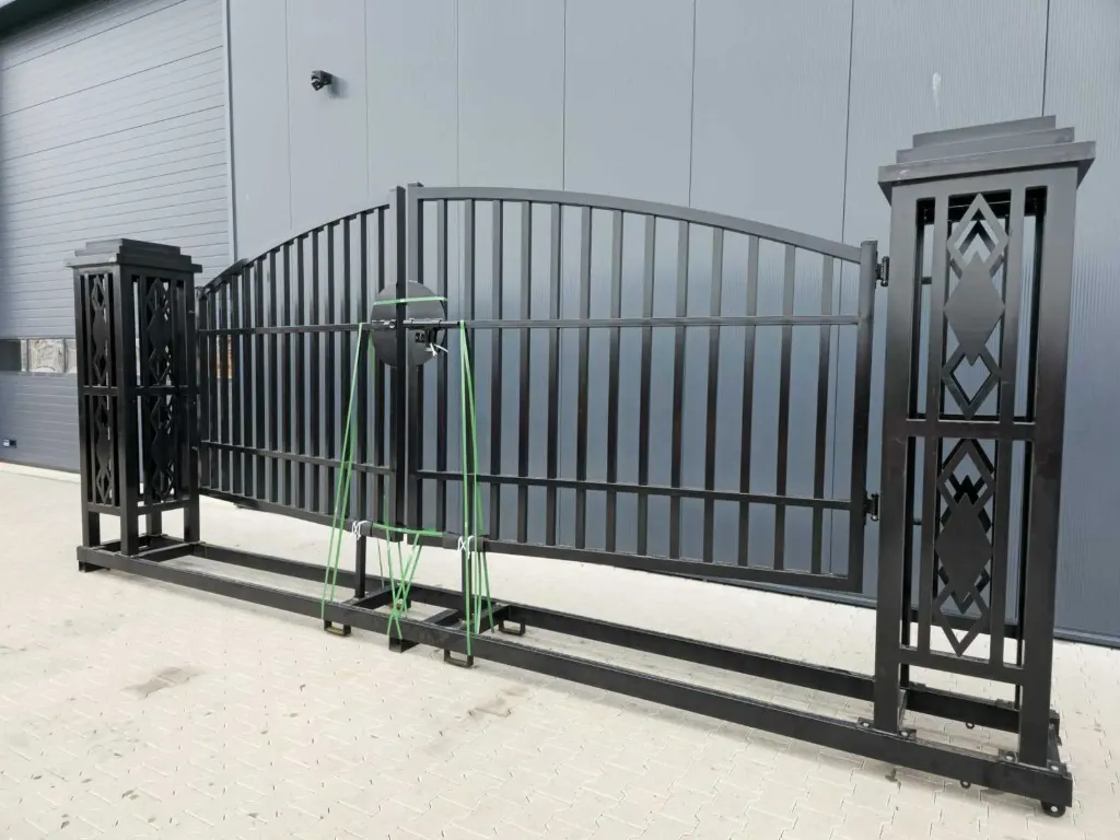 [00051] Toegangspoort/Hek 20ft 6m met deuren en palen met open bewerking | TM20-06NCD201 | Zwart | Rhino-Cross-Gates