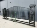 Toegangspoort/Hek 20ft 6m met deuren en palen met open bewerking | TM20-06NCD201 | Zwart | Rhino-Cross-Gates