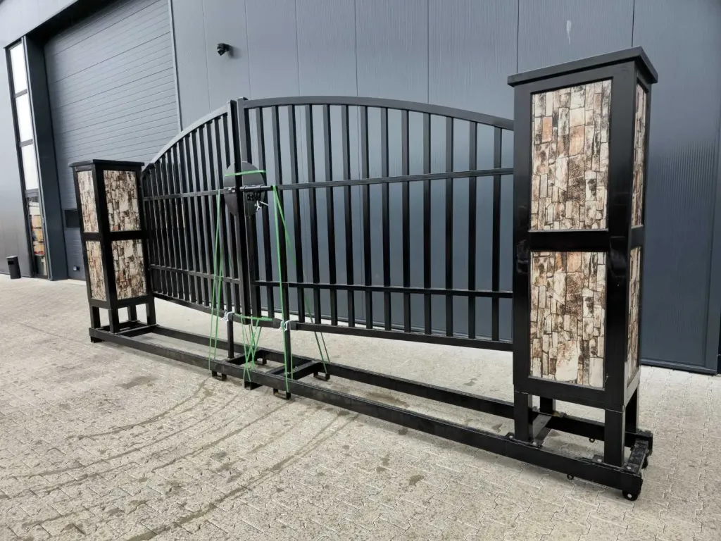 [00050] Toegangspoort/Hek 20ft 6m met deuren en palen Dichte Paal | TM20-06NCF101 | Zwart | Rhino-Cross-Gates