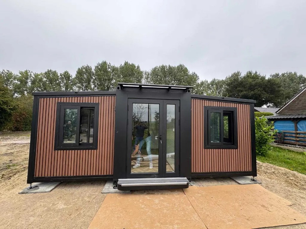 Mobiele woonunit / Tiny house 36,5 m2 | 2 slaapkamers, badkamer en keuken | Bruine lat | Rhino Houses